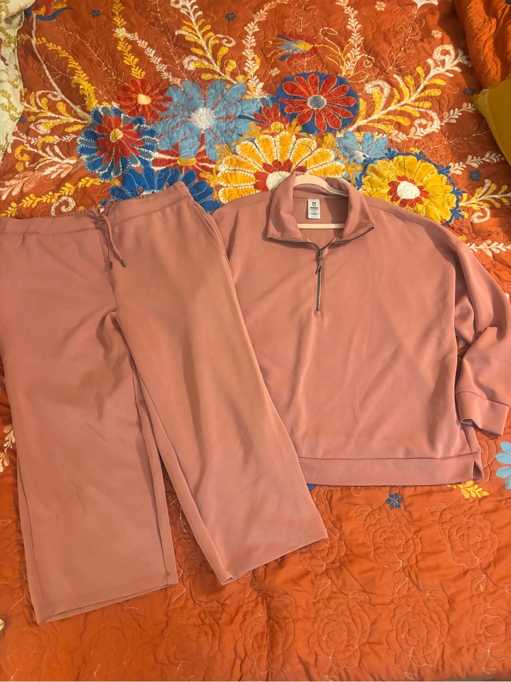Members mark cropped pant set. Ankle.